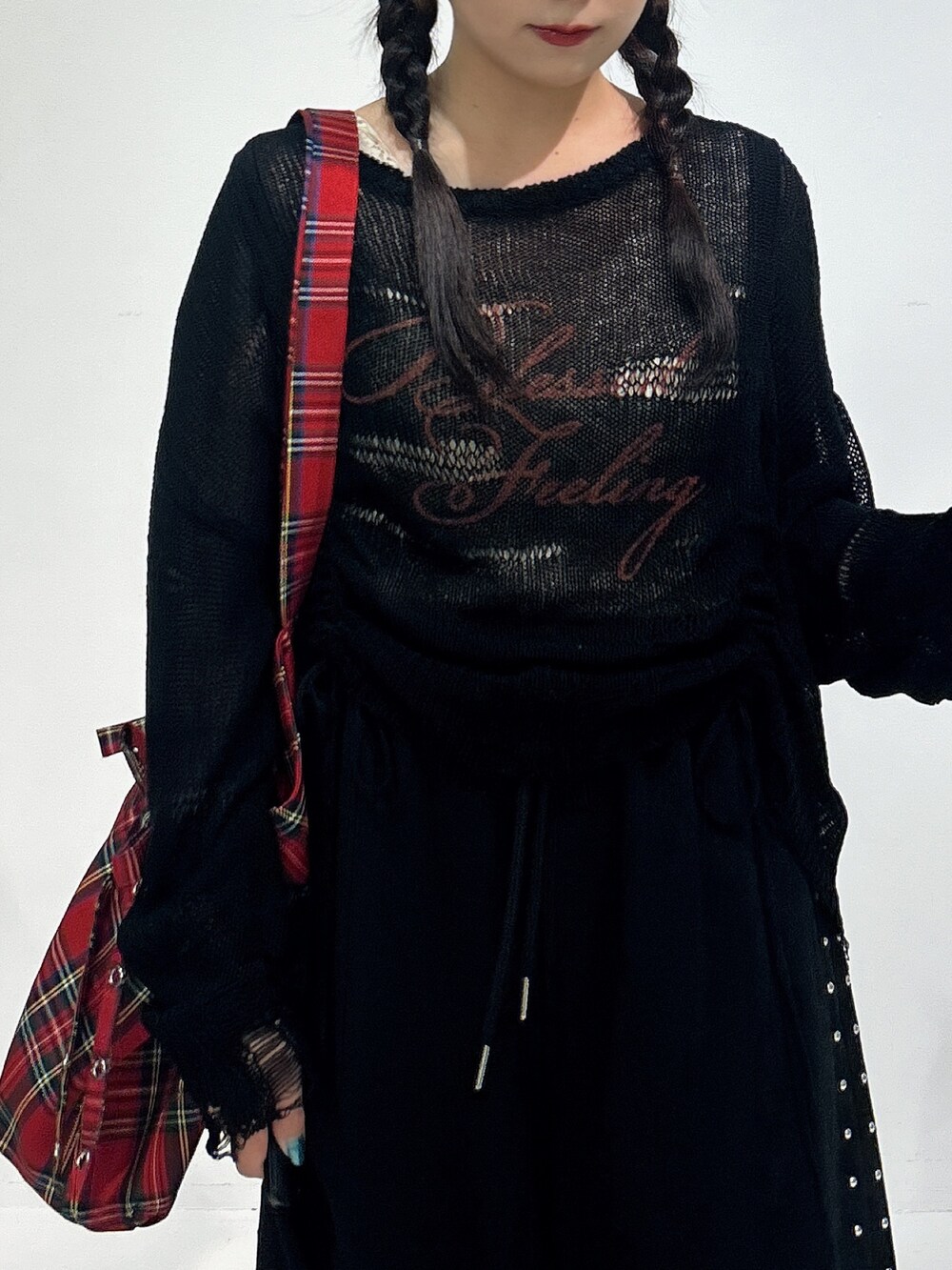 ブラック系のニット/セーター、ブラック系のスウェットパンツ、ブラック系のローファーを着用したレディースの冬コーディネートの5枚目の写真