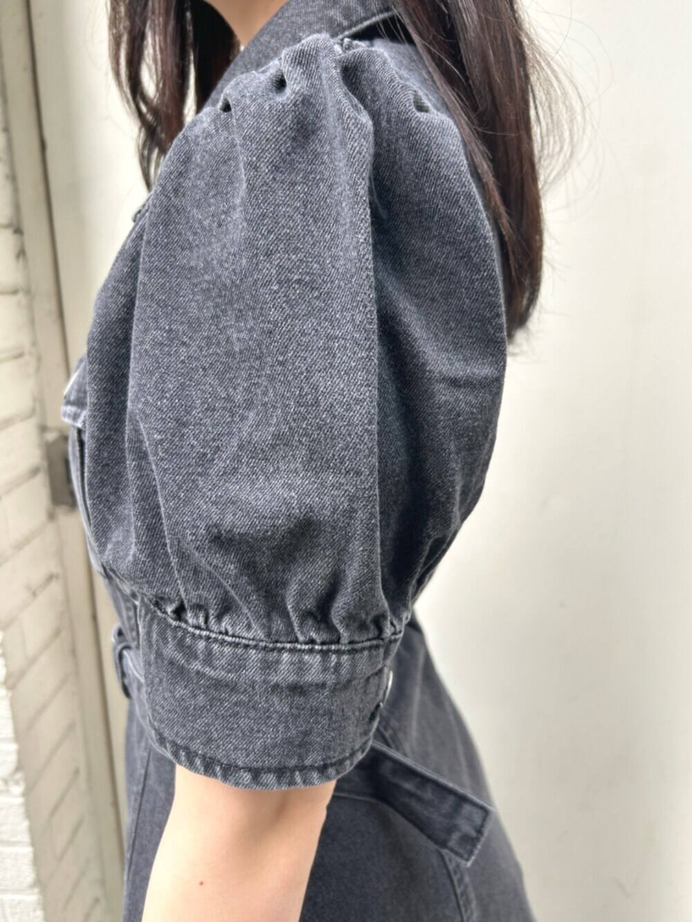 ブラック系のブーツ、ブラック系のワンピース、ホワイト系のチョーカーを着用したレディースの春コーディネートの6枚目の写真