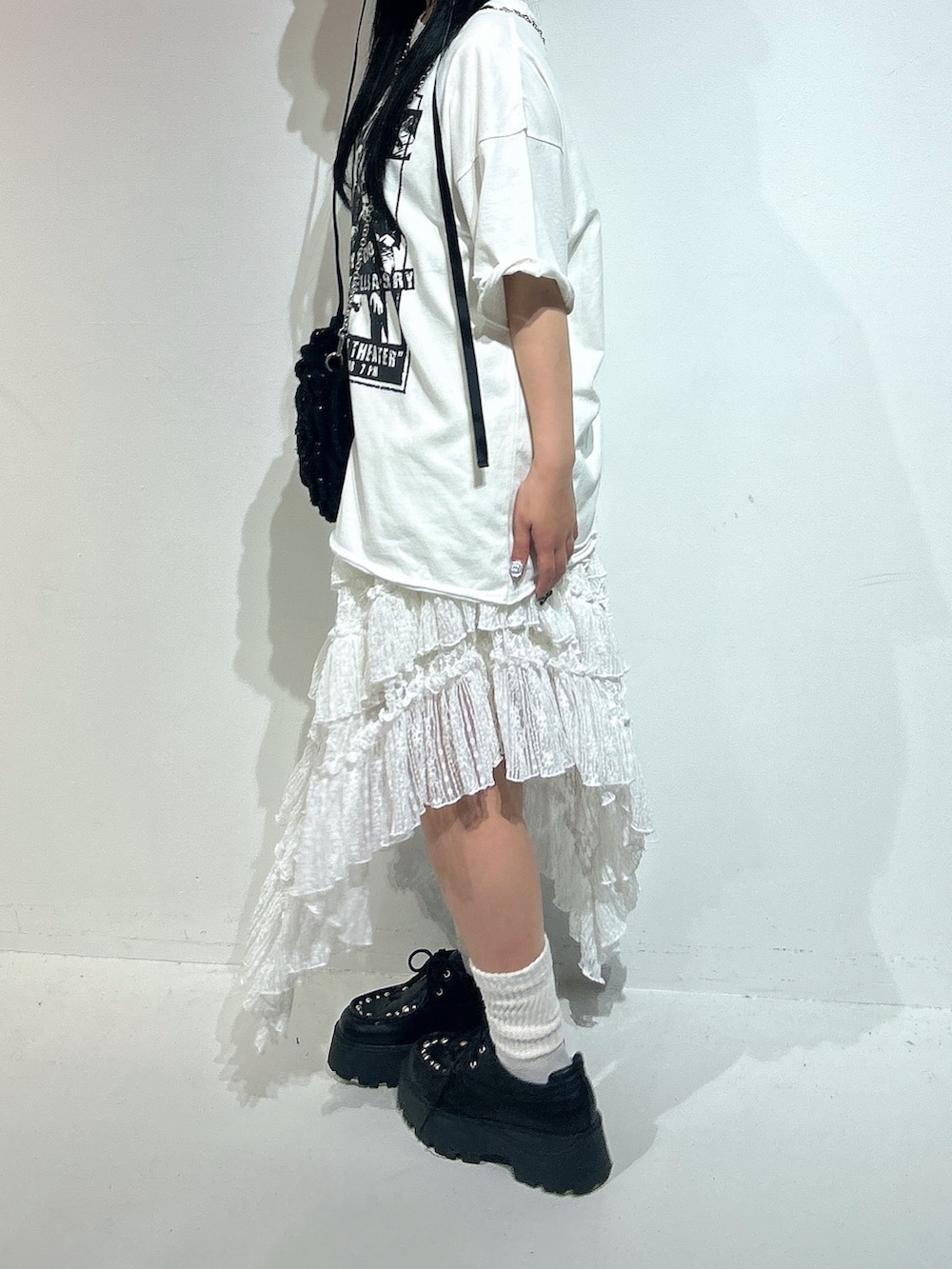 ホワイト系のTシャツ/カットソー、ホワイト系のスカート、ブラック系のローファーを着用したレディースの春コーディネートの2枚目の写真