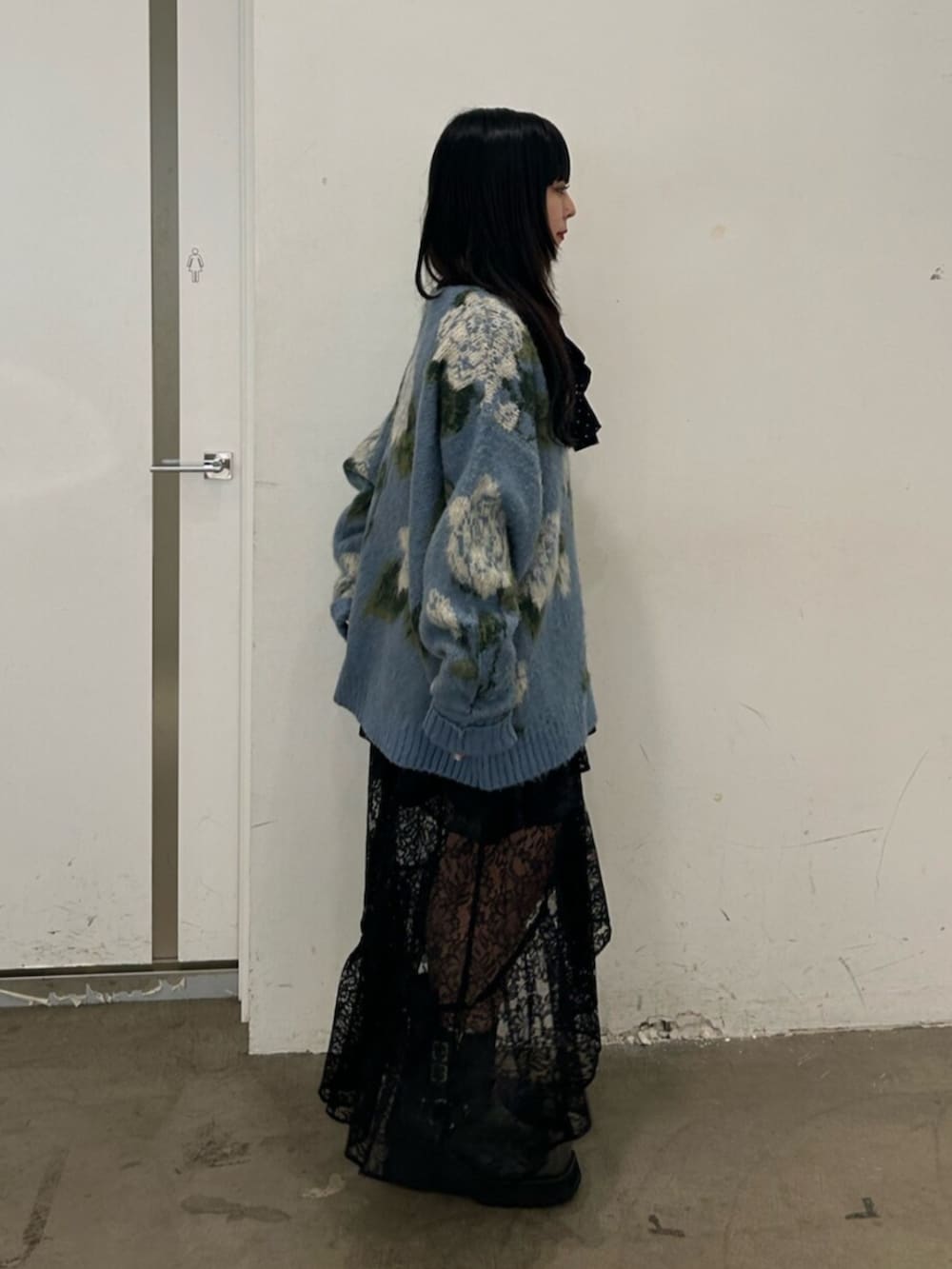 ブラック系のブーツ、ブラック系のシャツ/ブラウス、ブルー系のニット/セーターを着用したレディースの夏コーディネートの2枚目の写真