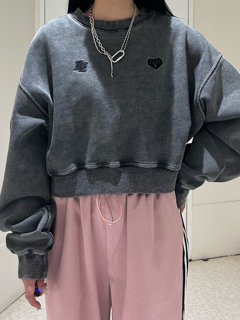 ピンク系のその他パンツ、ブラック系のスウェット、ブラック系のブーツを着用したレディースの冬コーディネートの4枚目の写真