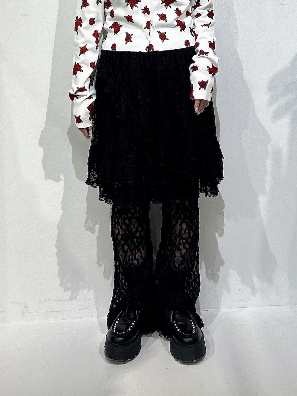 ホワイト系のカーディガン/ボレロ、ブラック系のその他パンツ、ブラック系のローファーを着用したレディースの冬コーディネートの5枚目の写真