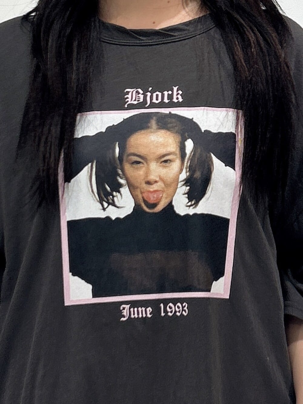 ブラック系のハンドバッグ、ブラック系のブーツ、グレー系のワンピースを着用したレディースの冬コーディネートの4枚目の写真