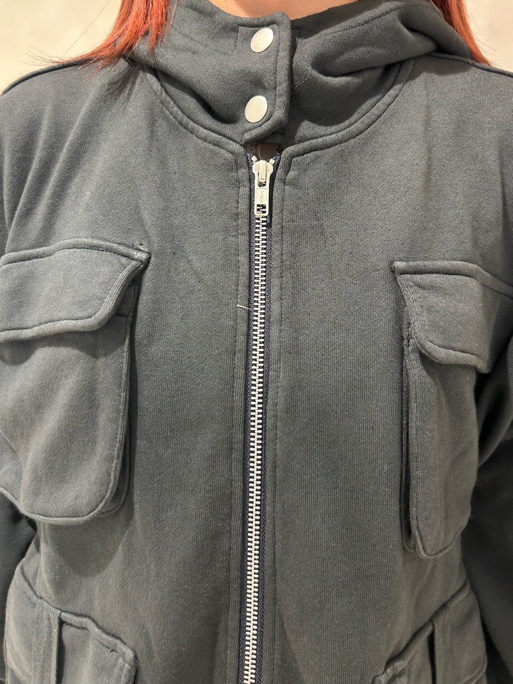 ブラック系のスカート、ブラック系のドレスシューズ、ホワイト系のシューズ小物/雑貨を着用したレディースの秋コーディネートの5枚目の写真