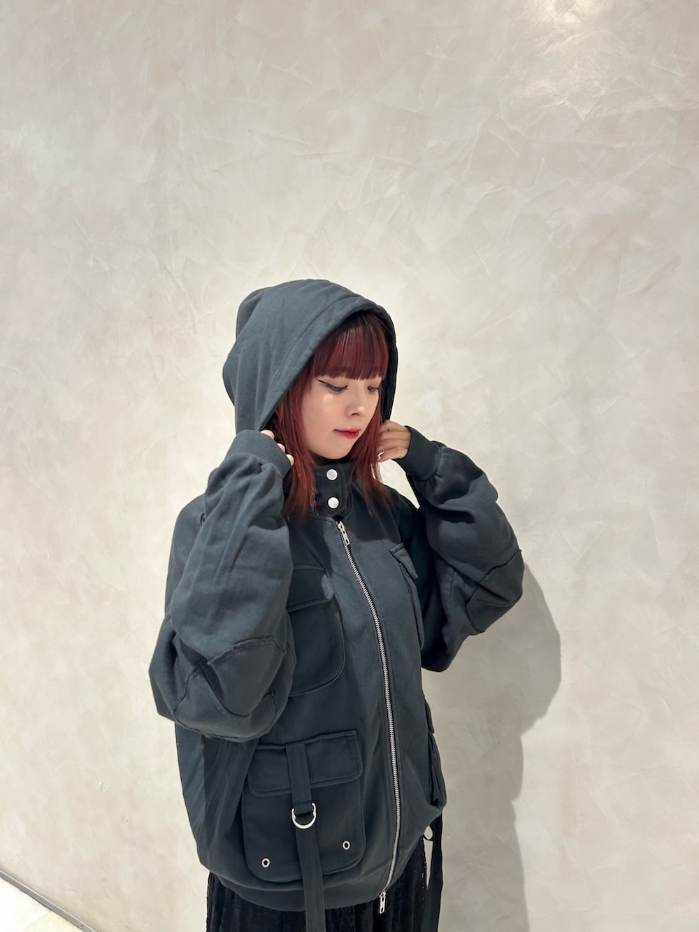 ブラック系のスカート、ブラック系のドレスシューズ、ホワイト系のシューズ小物/雑貨を着用したレディースの秋コーディネートの4枚目の写真