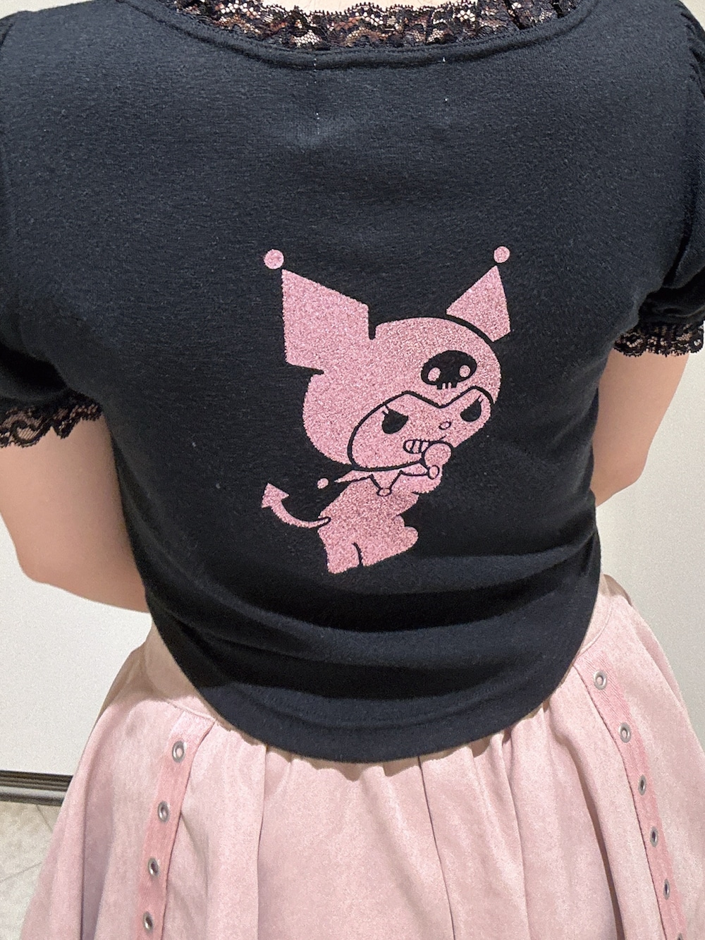 ブラック系のTシャツ/カットソー、ピンク系のスカート、ブラック系のブーツを着用したレディースの春コーディネートの5枚目の写真