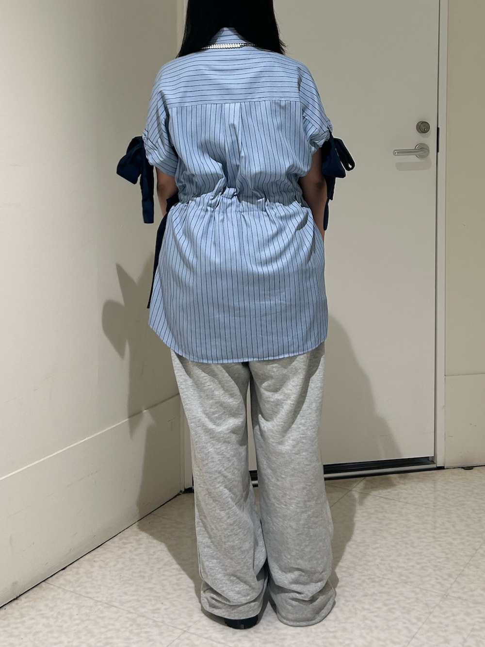 ブルー系のシャツ/ブラウス、グレー系のスウェットパンツ、ブラック系のその他シューズを着用したレディースの夏コーディネートの3枚目の写真