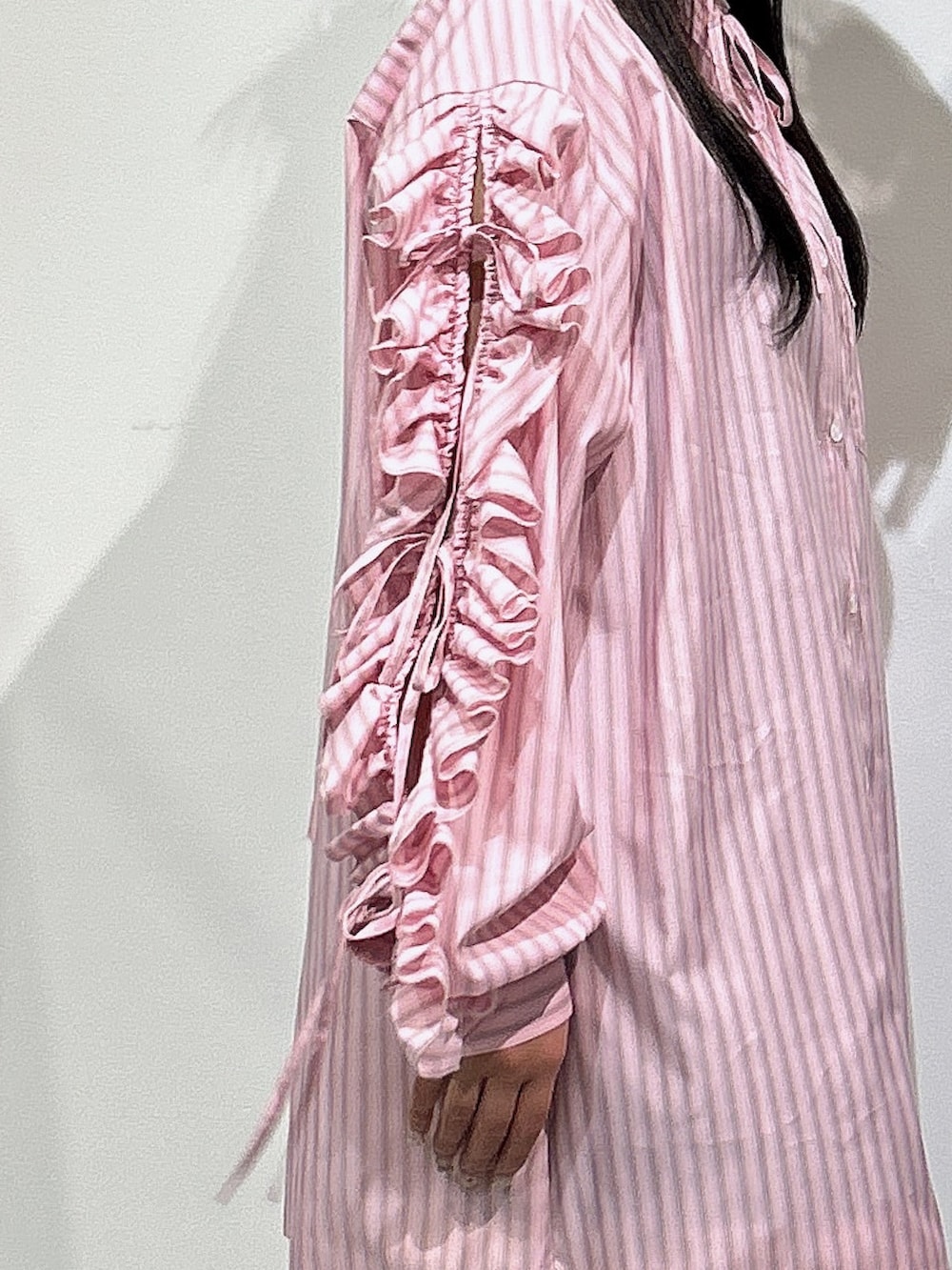 ピンク系のシャツ/ブラウス、ブラック系のブーツを着用したレディースの冬コーディネートの5枚目の写真