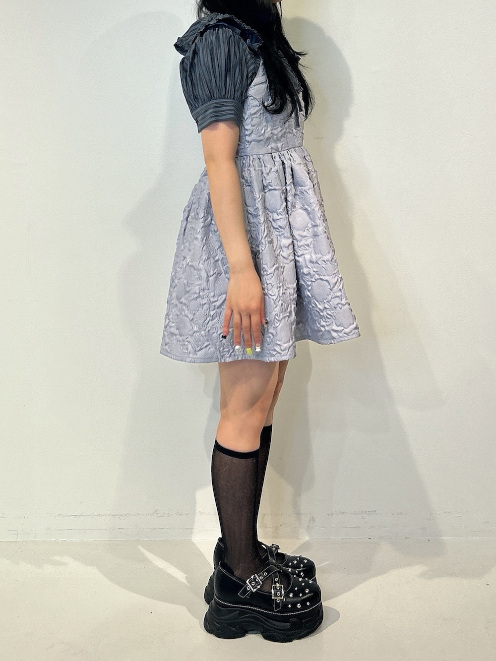 ブルー系のワンピース、ブラック系のシャツ/ブラウス、ブラック系のサンダルを着用したレディースの春コーディネートの2枚目の写真