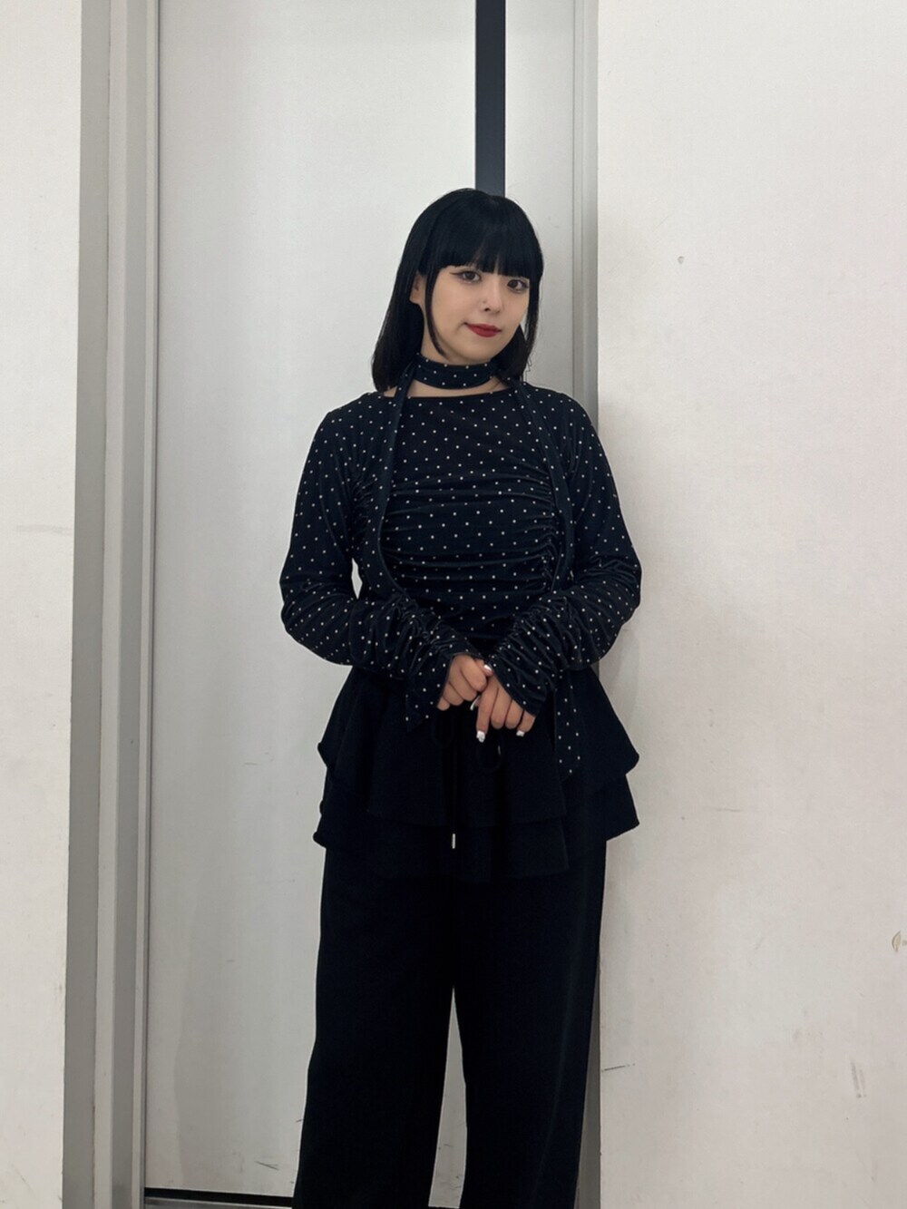 ブラック系のスニーカー、ブラック系のスウェットパンツ、ブラック系のTシャツ/カットソーを着用したレディースの秋コーディネートの4枚目の写真