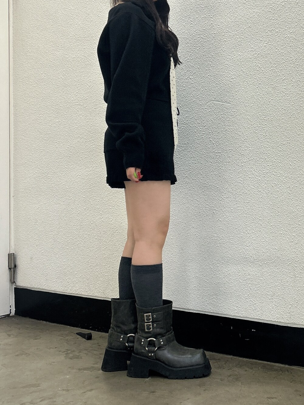 ブラック系のニット/セーター、ブラック系のその他パンツ、ブラック系のブーツを着用したレディースの秋コーディネートの2枚目の写真