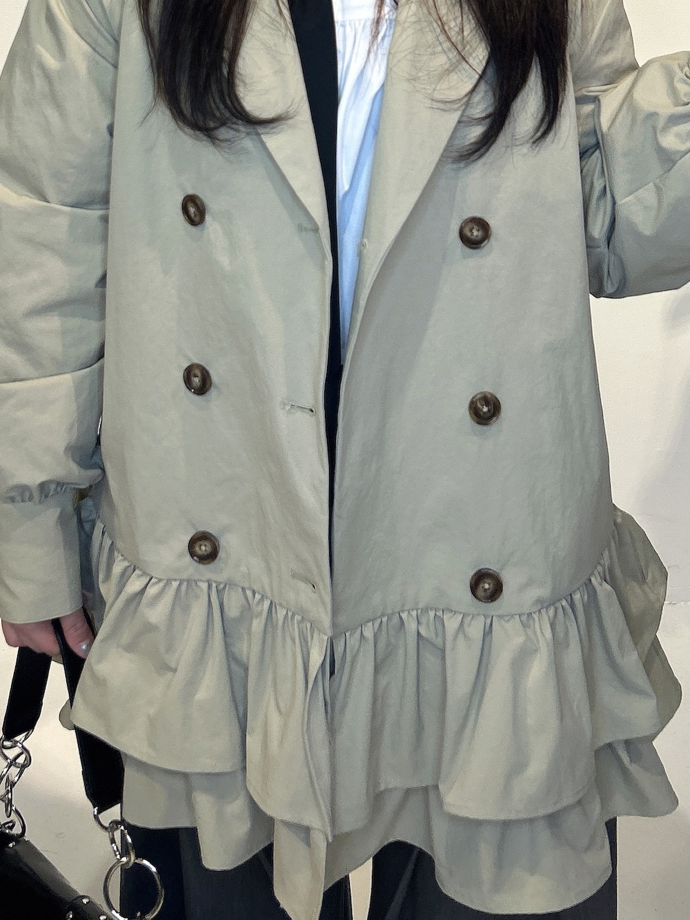 ベージュ系のワンピース、ホワイト系のシャツ/ブラウス、グレー系のスラックスを着用したレディースの春コーディネートの5枚目の写真