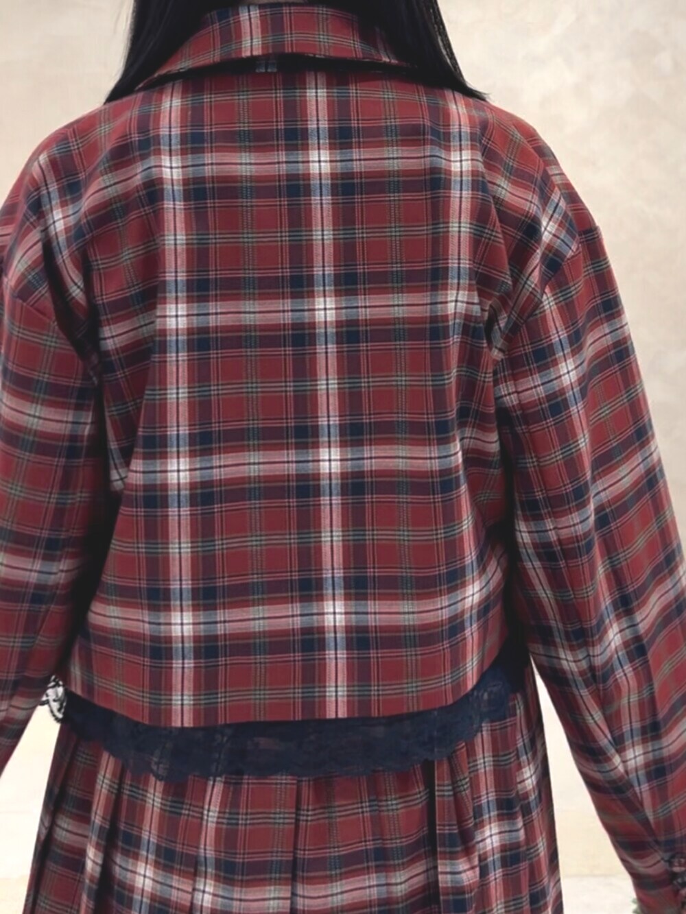 ブラック系のドレスシューズ、ホワイト系のシャツ/ブラウス、レッド系のスカートを着用したレディースの冬コーディネートの8枚目の写真