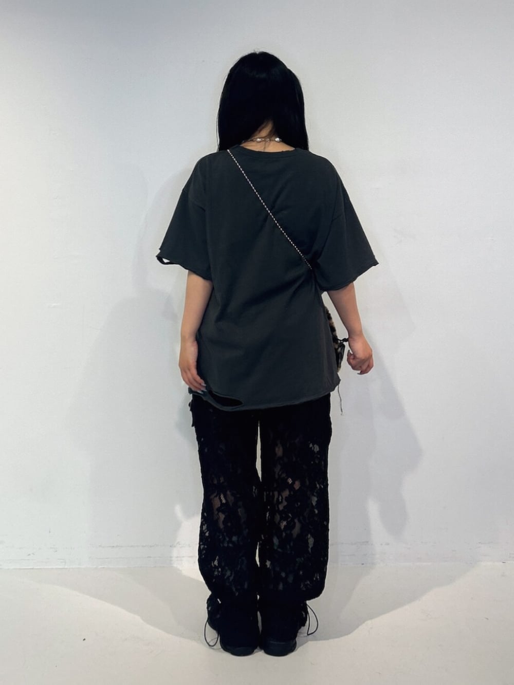 ブラック系のTシャツ/カットソー、レッド系のサンダル、ブラック系のその他パンツを着用したレディースの夏コーディネートの3枚目の写真