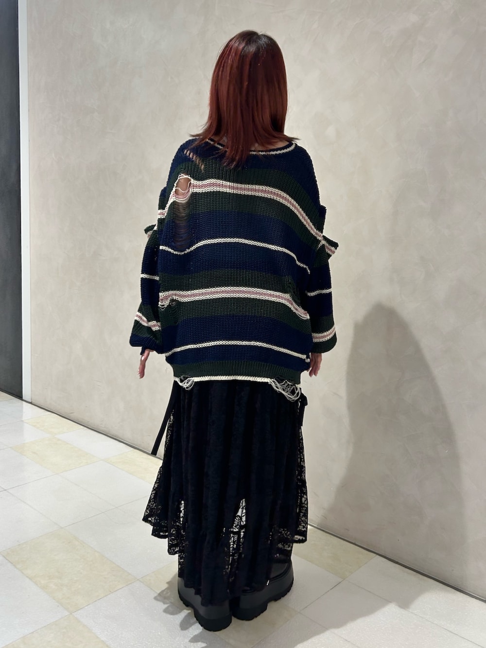 ブラック系のスカート、ブラック系のドレスシューズ、ホワイト系のシューズ小物/雑貨を着用したレディースの秋コーディネートの3枚目の写真