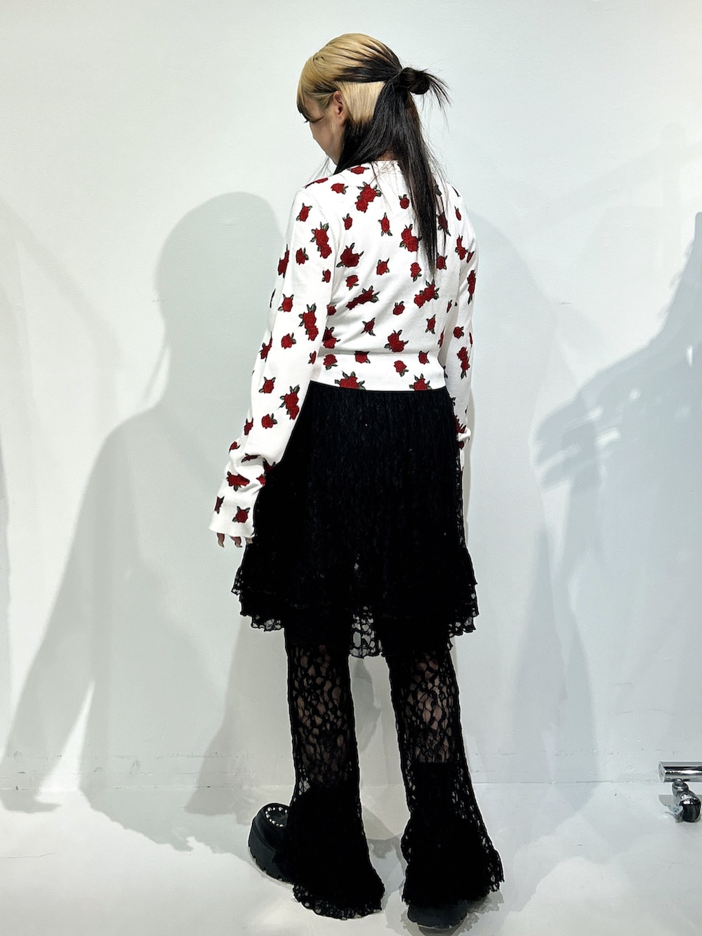 ホワイト系のカーディガン/ボレロ、ブラック系のその他パンツ、ブラック系のローファーを着用したレディースの冬コーディネートの3枚目の写真