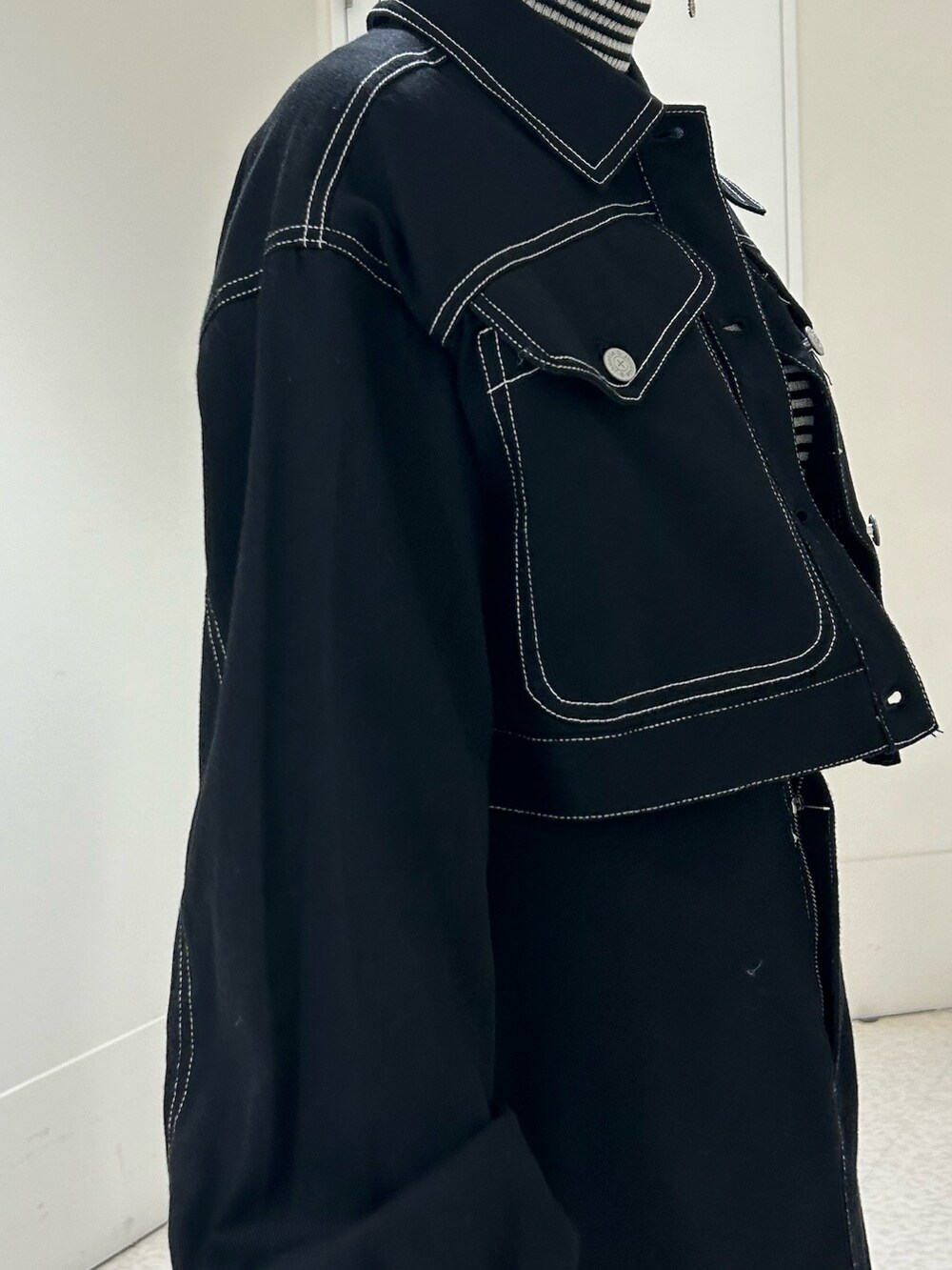 ブラック系のワンピース、その他のニット/セーター、ブラック系のドレスシューズを着用したレディースの秋コーディネートの7枚目の写真