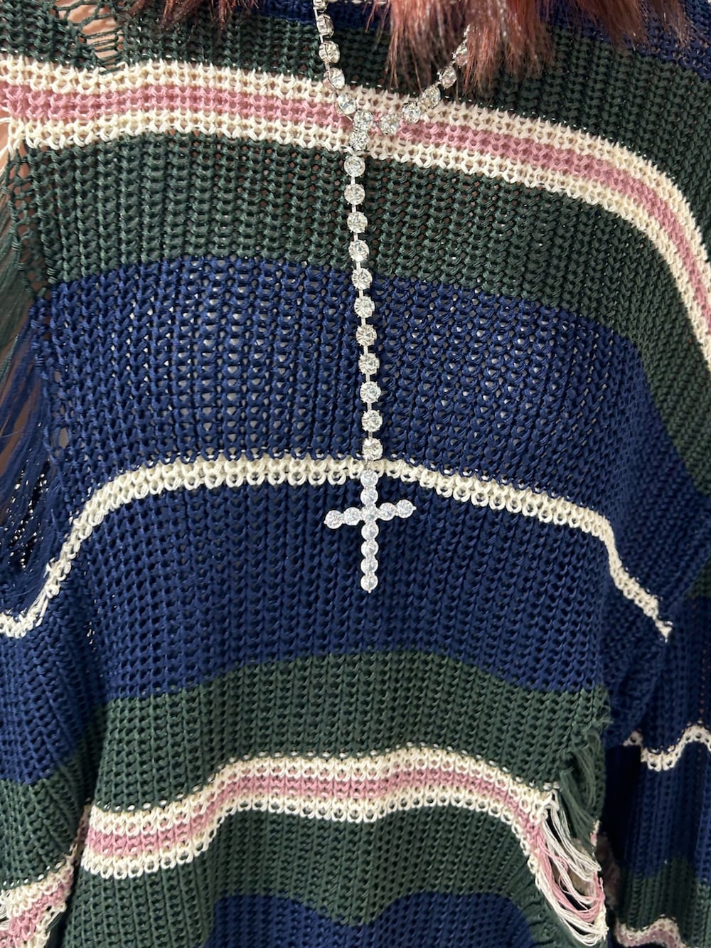 ブラック系のスカート、ブラック系のドレスシューズ、ホワイト系のシューズ小物/雑貨を着用したレディースの秋コーディネートの5枚目の写真