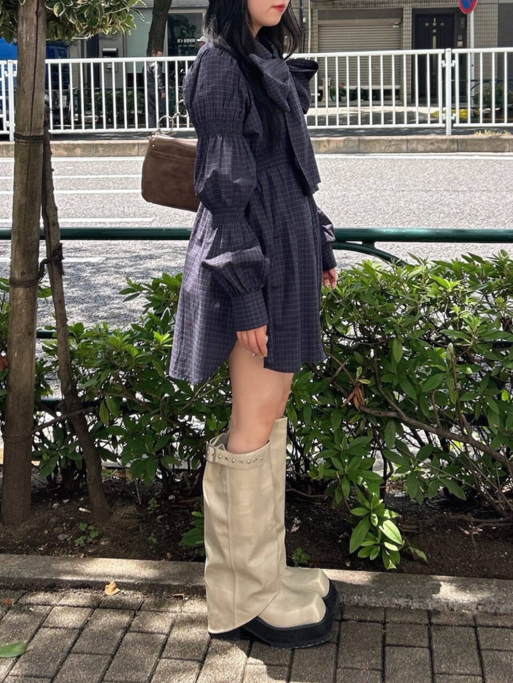 ブルー系のシャツ/ブラウス、ホワイト系のブーツ、ブラウン系のハンドバッグを着用したレディースの夏コーディネートの2枚目の写真