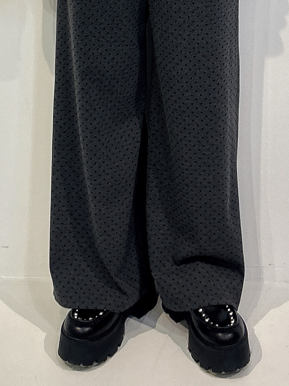 グレー系のスウェットパンツ、ブラック系のパーカー、ブラック系のローファーを着用したレディースの冬コーディネートの5枚目の写真