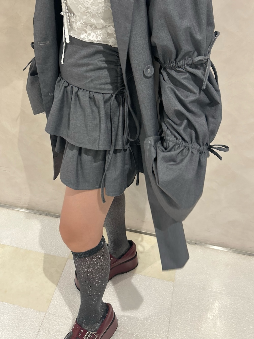 グレー系のワンピース、レッド系のドレスシューズ、ホワイト系のTシャツ/カットソーを着用したレディースの秋コーディネートの6枚目の写真