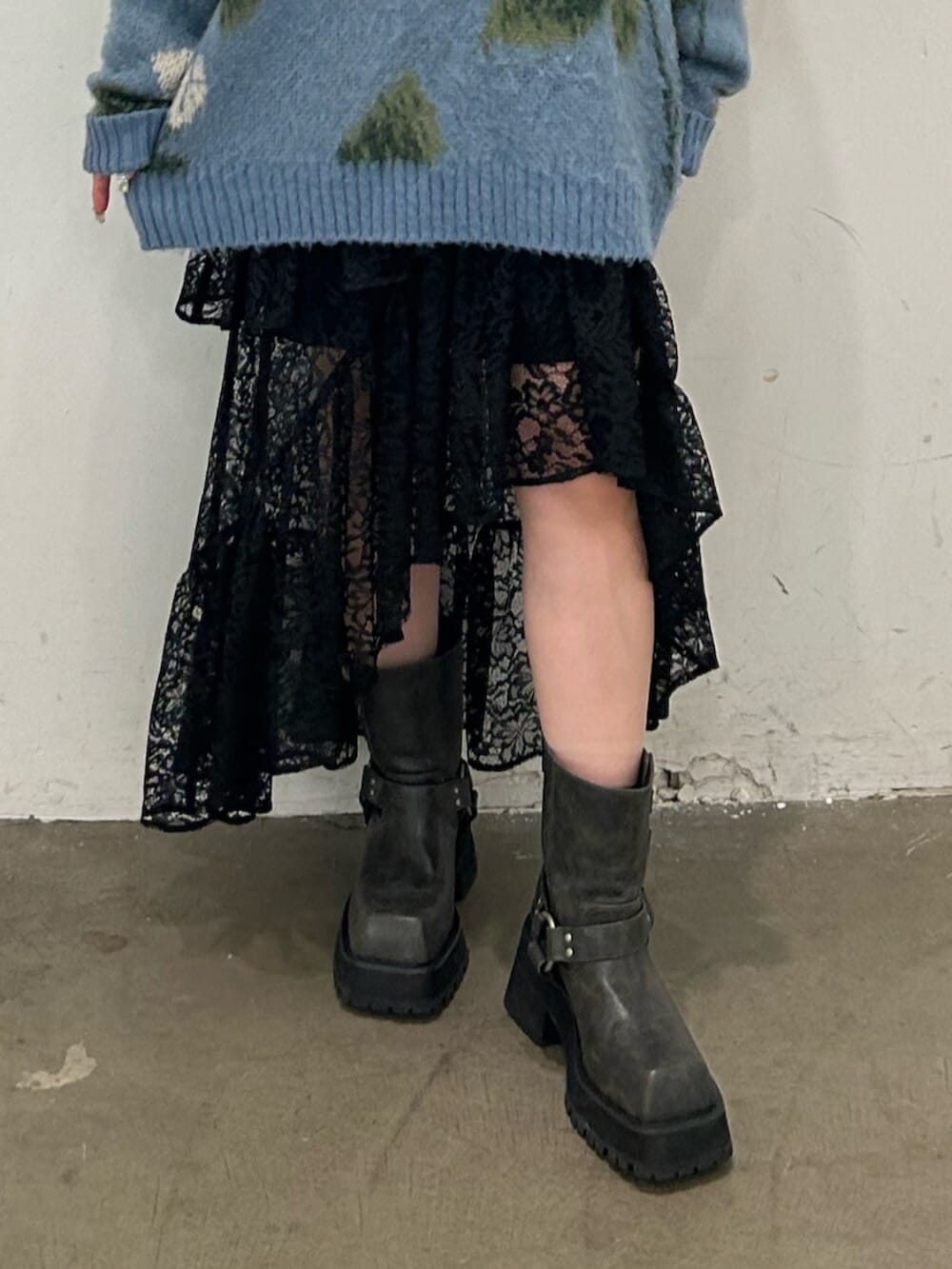 ブラック系のブーツ、ブラック系のシャツ/ブラウス、ブルー系のニット/セーターを着用したレディースの夏コーディネートの5枚目の写真