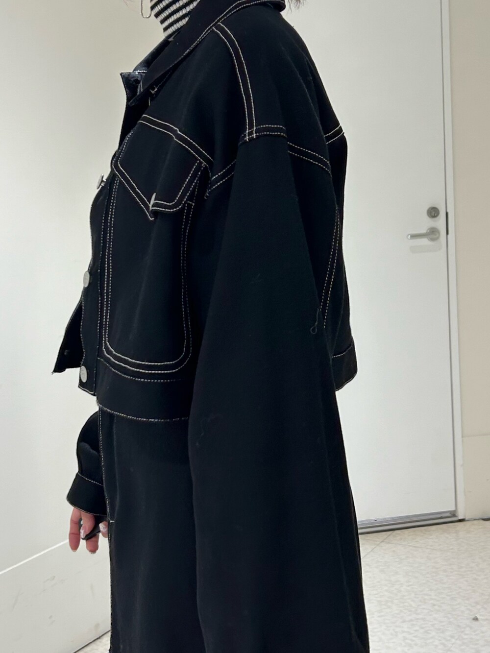 ブラック系のワンピース、その他のニット/セーター、ブラック系のドレスシューズを着用したレディースの秋コーディネートの5枚目の写真