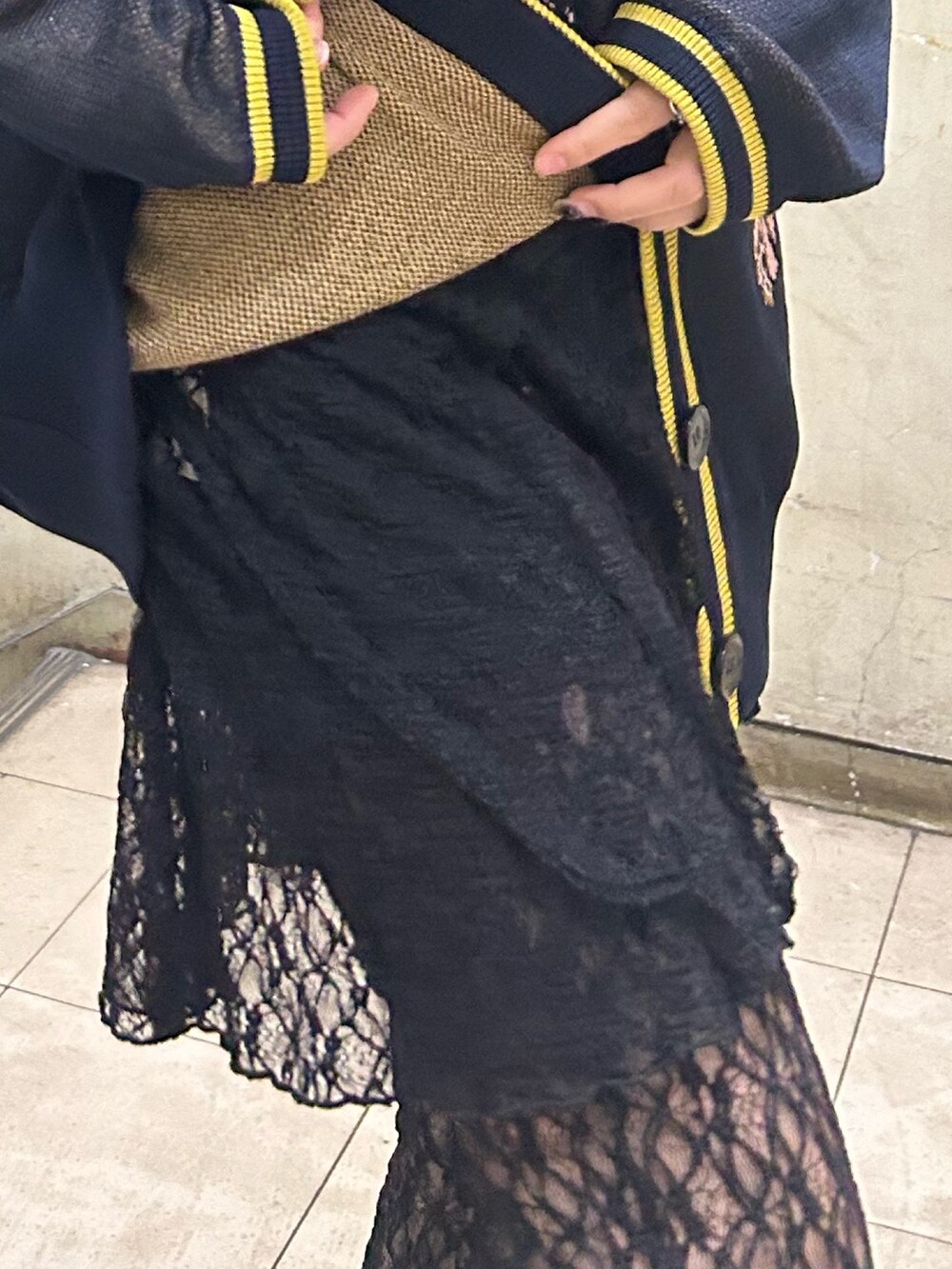 ブルー系のニット/セーター、ホワイト系のTシャツ/カットソー、ブラック系のその他パンツを着用したレディースの冬コーディネートの7枚目の写真