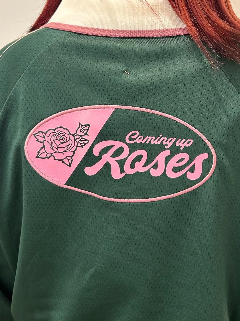 グリーン系のTシャツ/カットソー、ブラック系のデニムパンツ、レッド系のローファーを着用したレディースの夏コーディネートの10枚目の写真