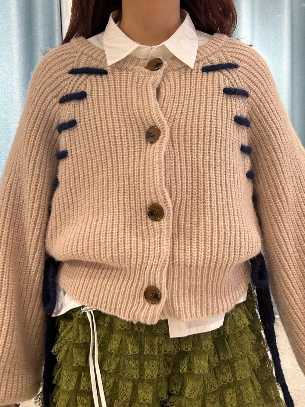 ホワイト系のカーディガン/ボレロ、グリーン系のその他パンツ、ブラック系のブーツを着用したレディースの冬コーディネートの4枚目の写真