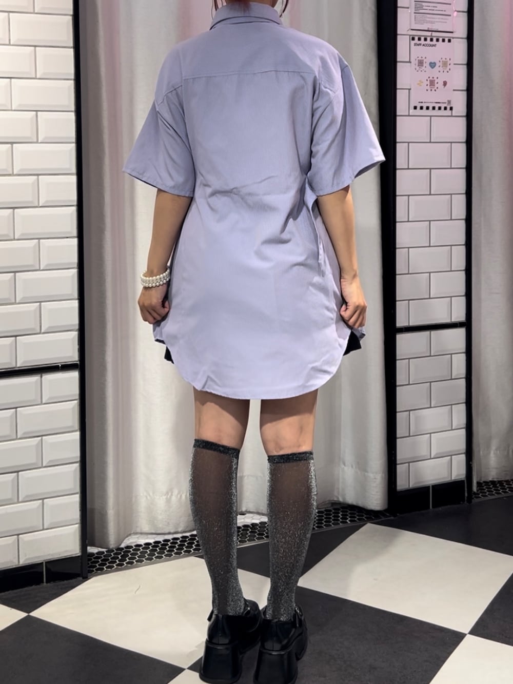 パープル系のシャツ/ブラウス、ブラック系のバレエシューズ、ホワイト系のピアス（両耳用）を着用したレディースの夏コーディネートの3枚目の写真