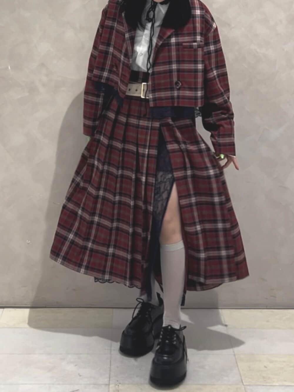 ブラック系のドレスシューズ、ホワイト系のシャツ/ブラウス、レッド系のスカートを着用したレディースの冬コーディネートの5枚目の写真