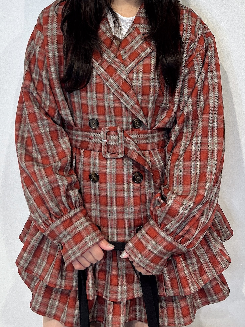 レッド系のワンピース、ブラック系のトートバッグ、ホワイト系のTシャツ/カットソーを着用したレディースの春コーディネートの4枚目の写真