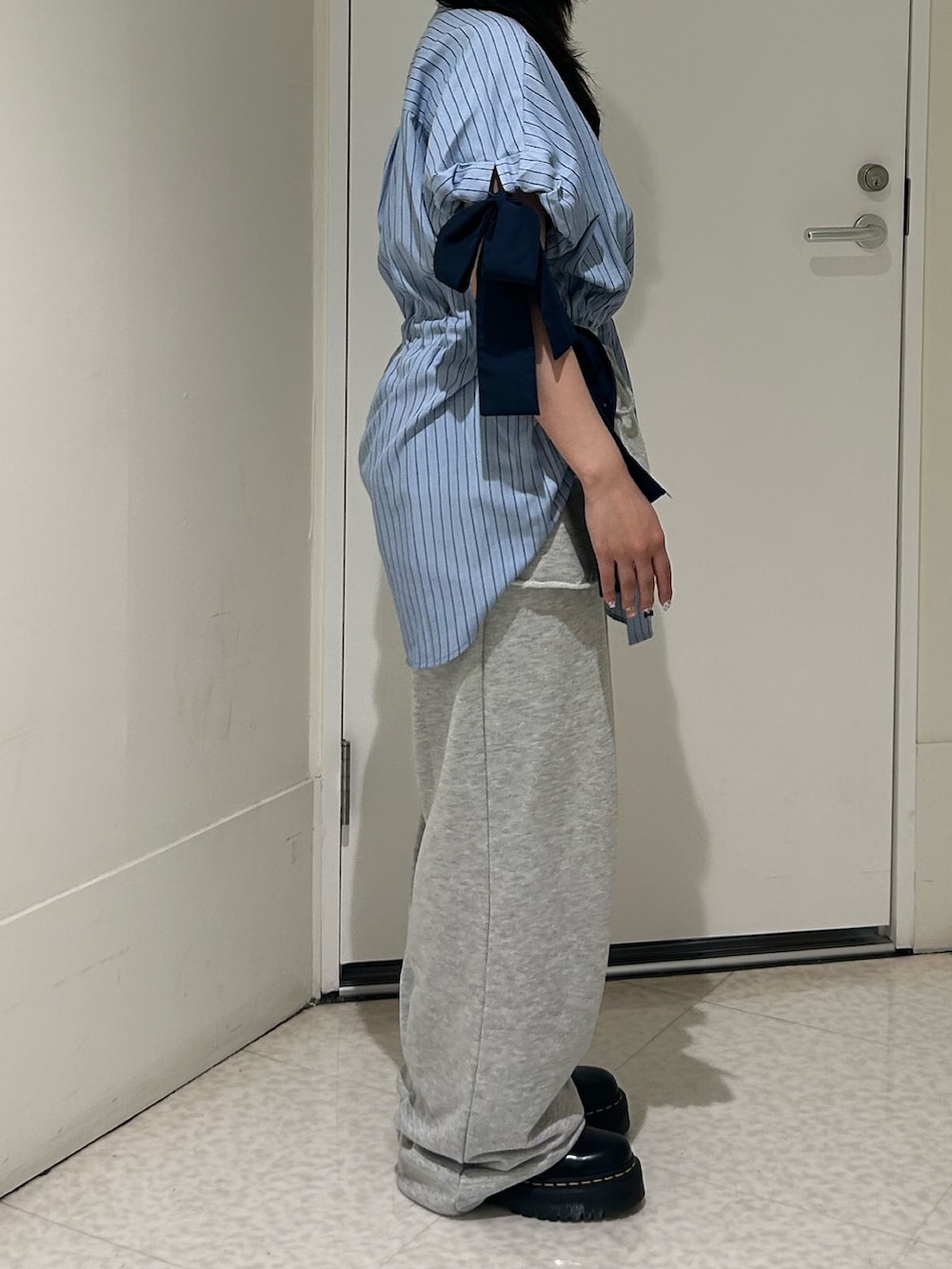 ブルー系のシャツ/ブラウス、グレー系のスウェットパンツ、ブラック系のその他シューズを着用したレディースの夏コーディネートの2枚目の写真