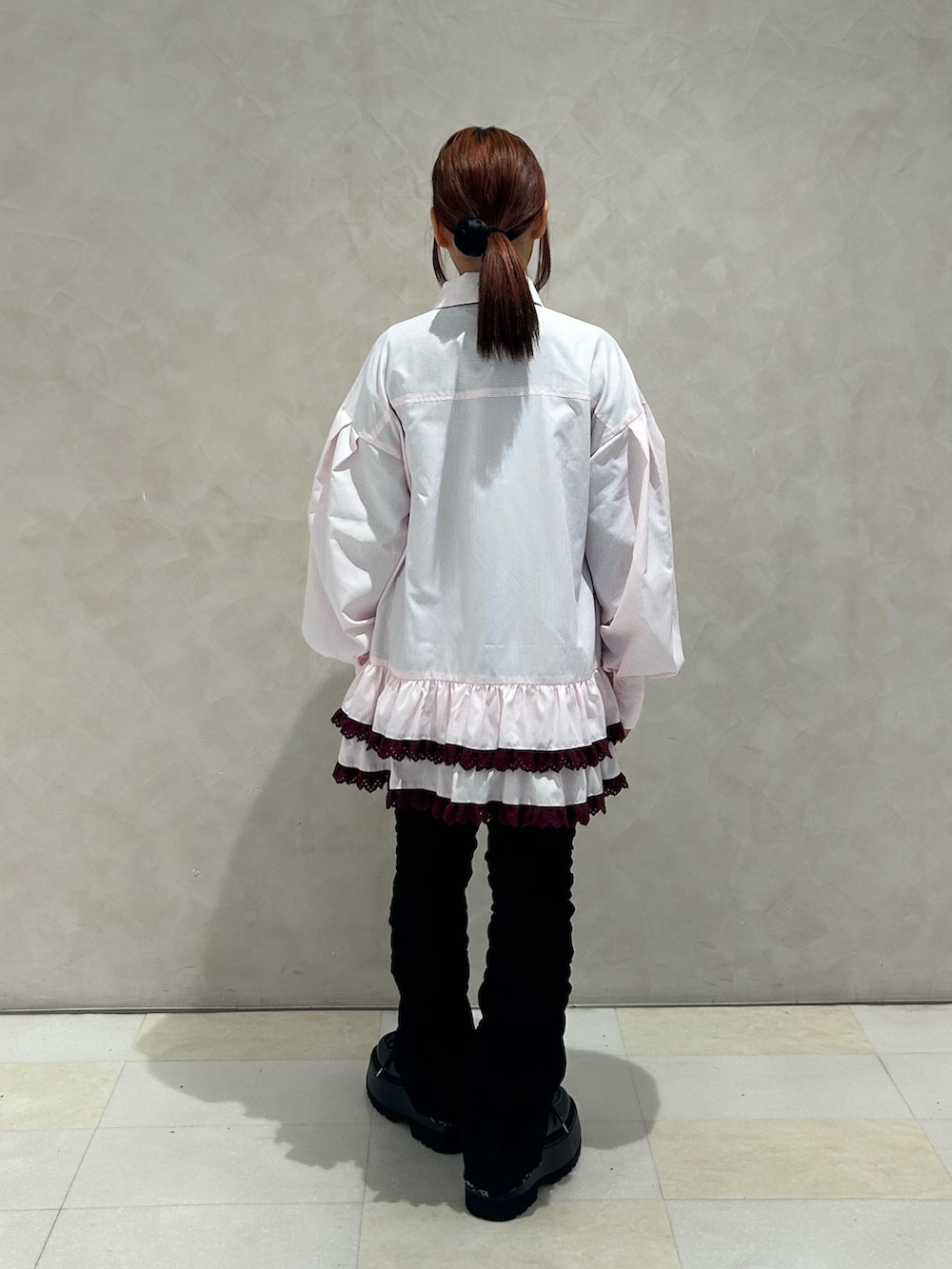 ピンク系のシャツ/ブラウス、ブラック系のデニムパンツ、ブラック系のドレスシューズを着用したレディースの秋コーディネートの4枚目の写真