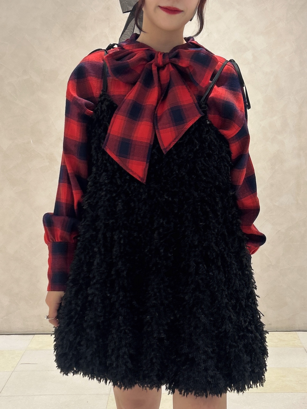 ブラック系のワンピース、レッド系のシャツ/ブラウス、ブラック系のブーツを着用したレディースの秋コーディネートの4枚目の写真