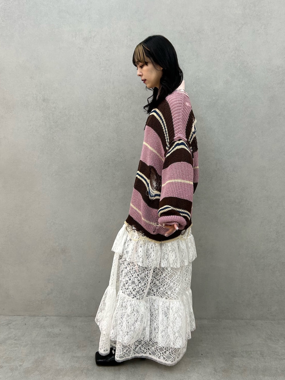 ホワイト系のワンピース、ピンク系のニット/セーター、ピンク系のシャツ/ブラウスを着用したレディースの春コーディネートの2枚目の写真