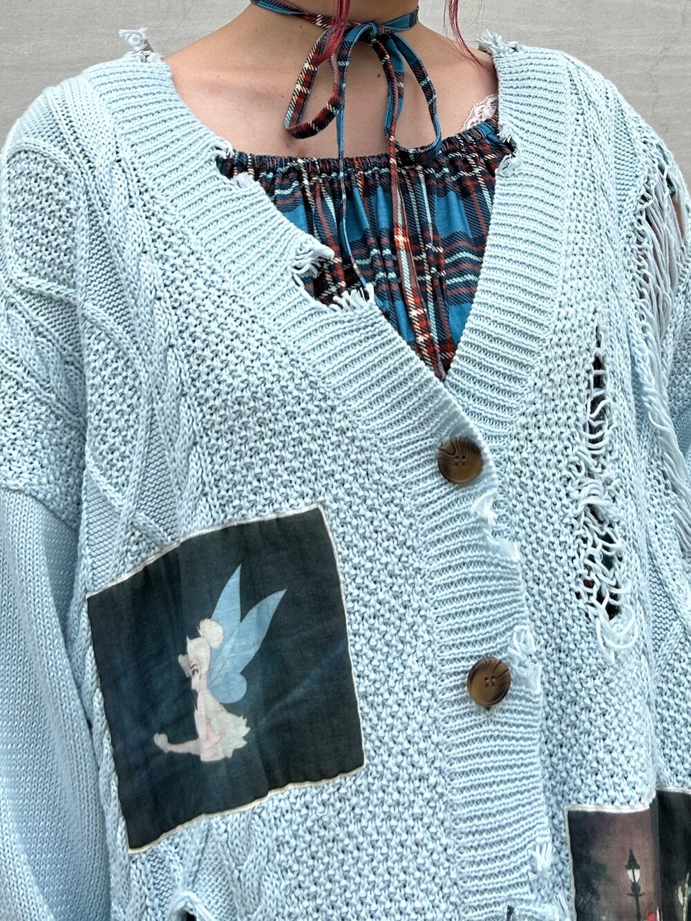 ブルー系のカーディガン/ボレロ、ブルー系のワンピース、ブラック系のブーツを着用したレディースの夏コーディネートの4枚目の写真