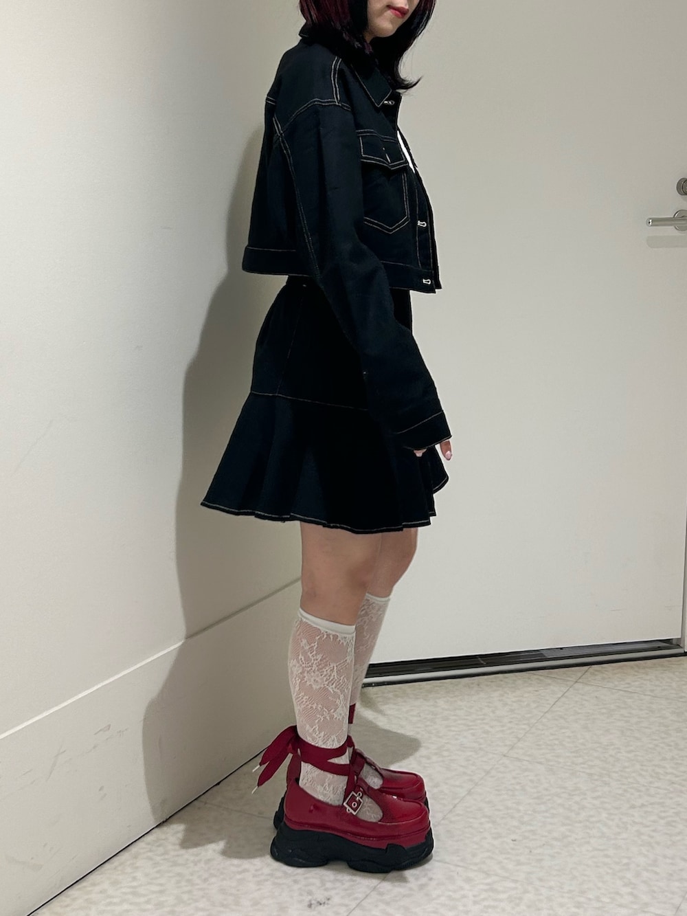 ブラック系のワンピース、ホワイト系のTシャツ/カットソー、レッド系のローファーを着用したレディースの秋コーディネートの2枚目の写真