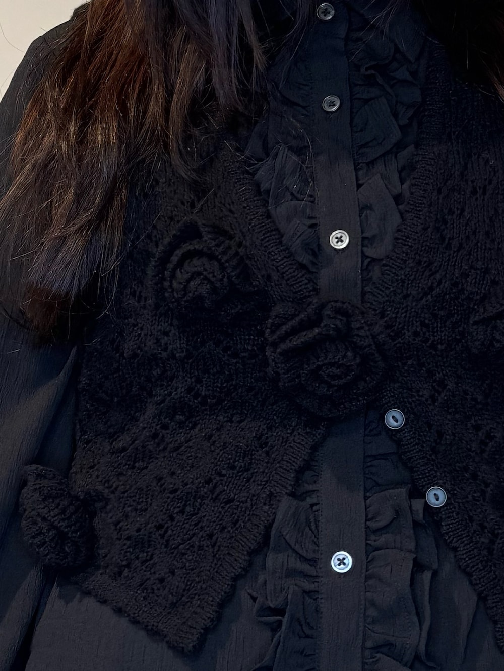 ブラック系のシャツ/ブラウス、ブラック系のハンドバッグ、ブラック系のその他トップスを着用したレディースの春コーディネートの5枚目の写真
