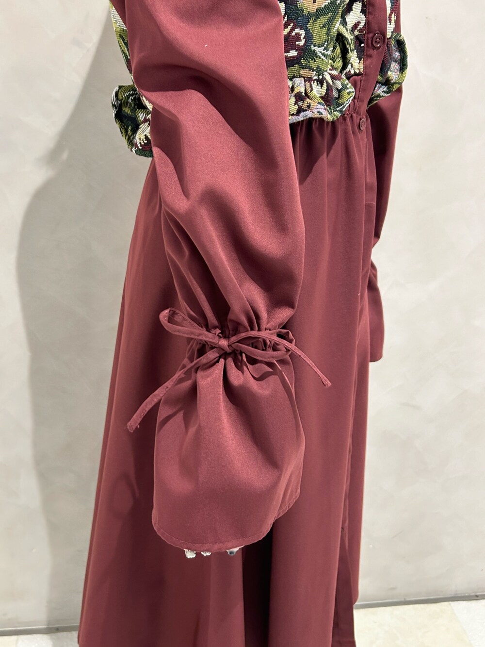 レッド系のワンピース、ブラック系のドレスシューズを着用したレディースの秋コーディネートの5枚目の写真