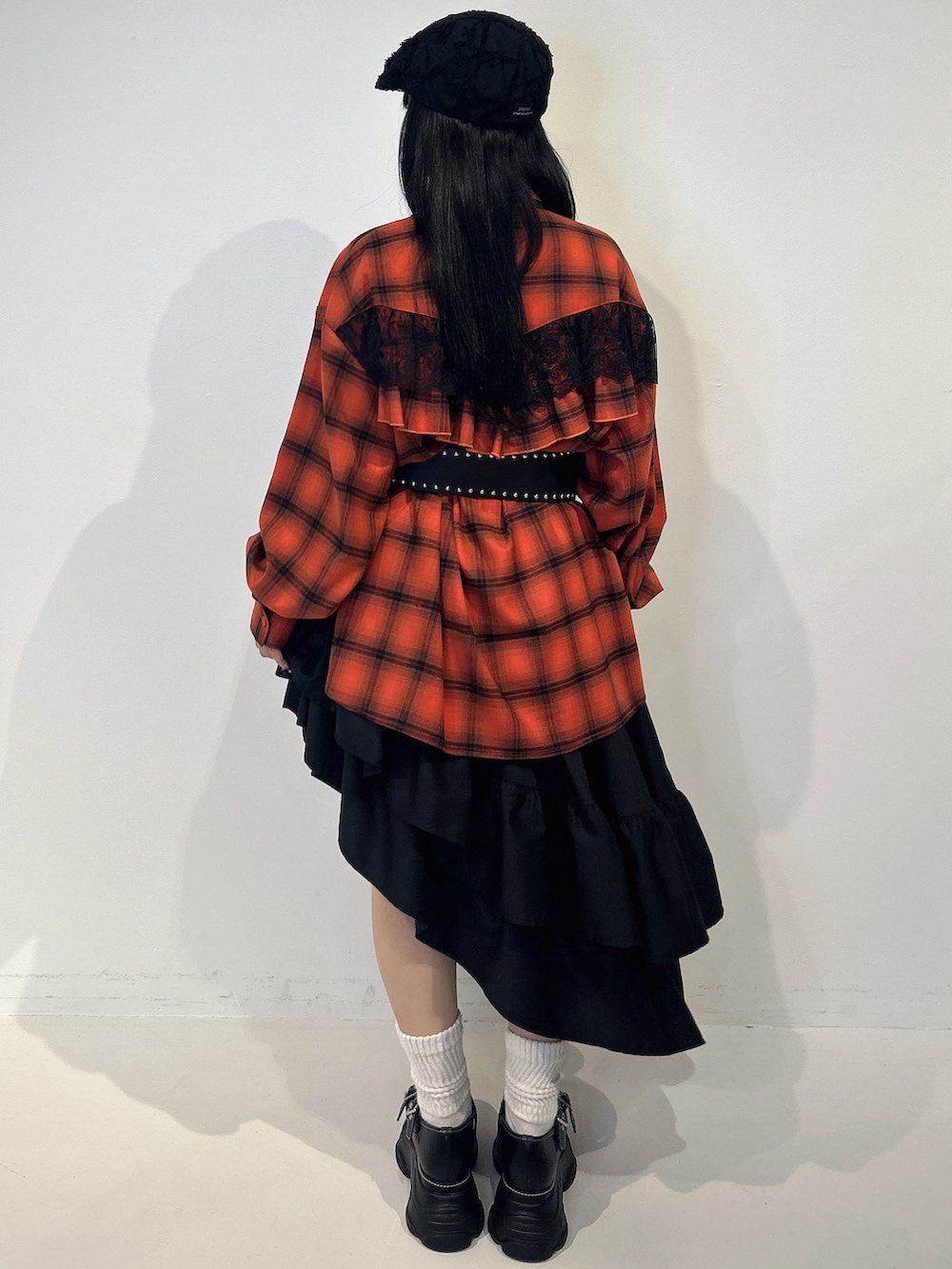 レッド系のシャツ/ブラウス、ブラック系のスカート、ブラック系のサンダルを着用したレディースの春コーディネートの3枚目の写真