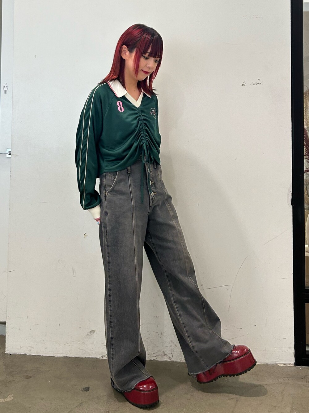 グリーン系のTシャツ/カットソー、ブラック系のデニムパンツ、レッド系のローファーを着用したレディースの夏コーディネートの4枚目の写真