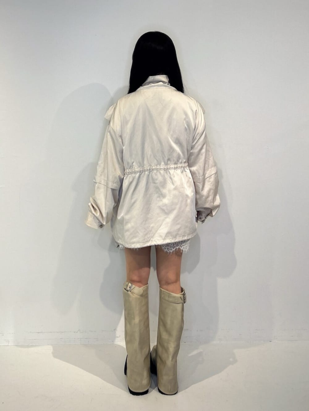 ホワイト系のブーツ、ホワイト系のブルゾン、グレー系のその他パンツを着用したレディースの夏コーディネートの3枚目の写真