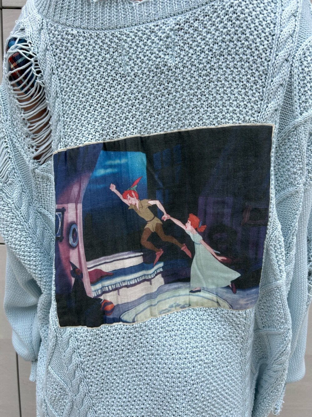 ブルー系のカーディガン/ボレロ、ブルー系のワンピース、ブラック系のブーツを着用したレディースの夏コーディネートの9枚目の写真