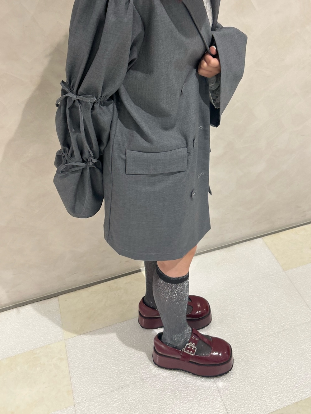グレー系のワンピース、レッド系のドレスシューズ、ホワイト系のTシャツ/カットソーを着用したレディースの秋コーディネートの7枚目の写真