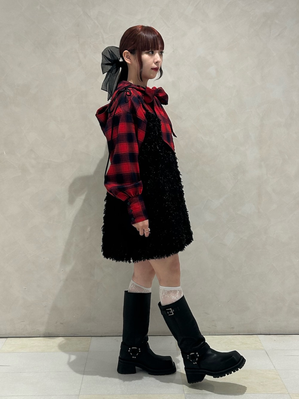 ブラック系のワンピース、レッド系のシャツ/ブラウス、ブラック系のブーツを着用したレディースの秋コーディネートの2枚目の写真