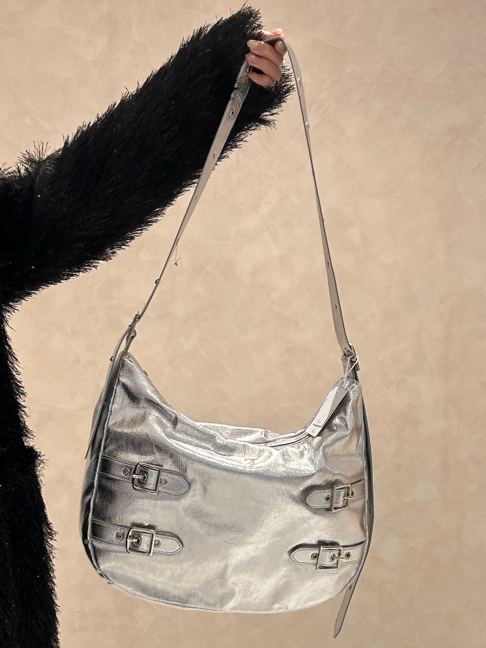 レッド系のシャツ/ブラウス、ブラック系のテーラードジャケット、ホワイト系のショルダーバッグを着用したレディースの秋コーディネートの9枚目の写真