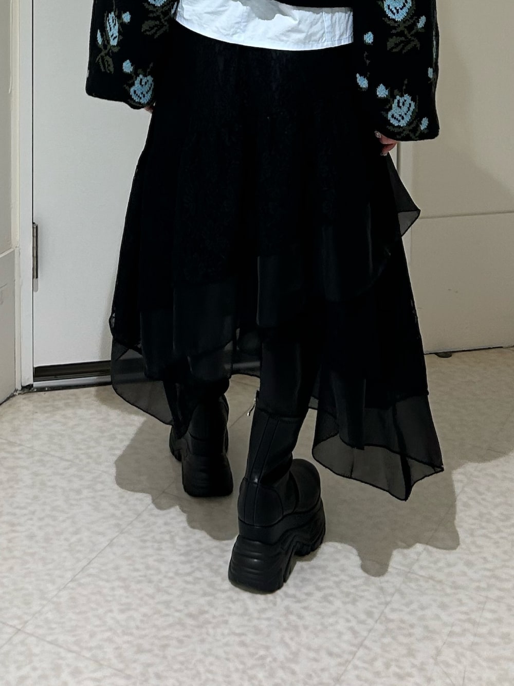 ブラック系のスカート、ブルー系のシャツ/ブラウス、ブラック系のカーディガン/ボレロを着用したレディースの冬コーディネートの6枚目の写真