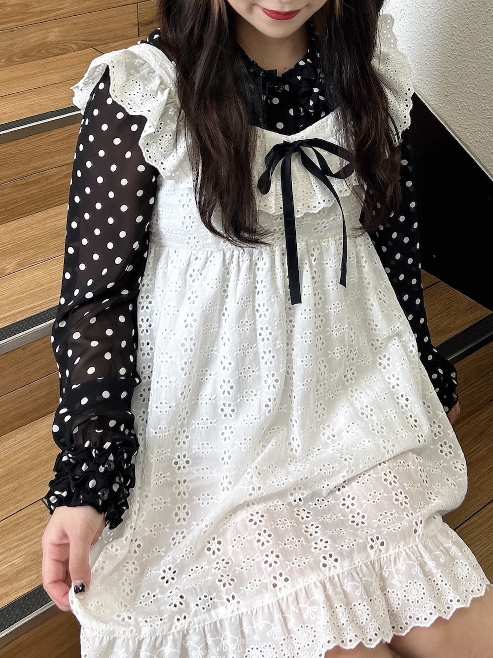 ブラック系のシャツ/ブラウス、ホワイト系のワンピース、ブラック系のブーツを着用したレディースの春コーディネートの5枚目の写真